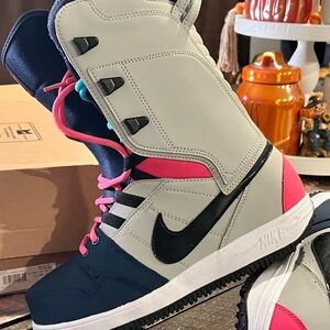 Nike Women's Vapen Multicolor Snow Boots